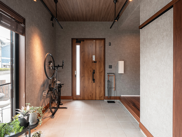 ガーデニングや趣味を楽しむ広い土間空間